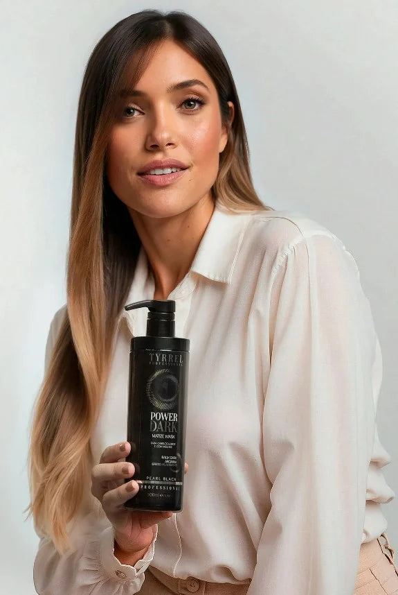 Modelo rubia sosteniendo la mascarilla matizadora Power Dark de Tyrrel Professional